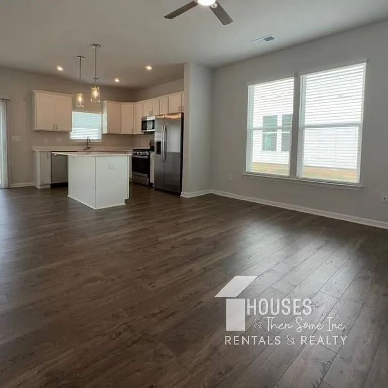 185 Randwick Ln — Photo 3