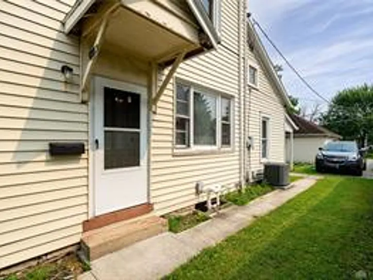 548 E Pearl St — Photo 2