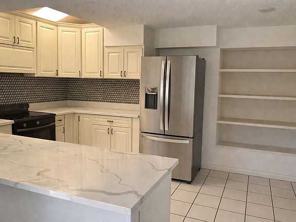 4th image of 23587 Parkland Ave