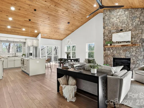 162 Preserve Ct, Hendersonville, NC 28791