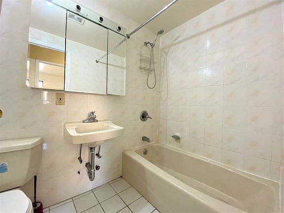 5th image of 41-33 Parsons Blvd #7A