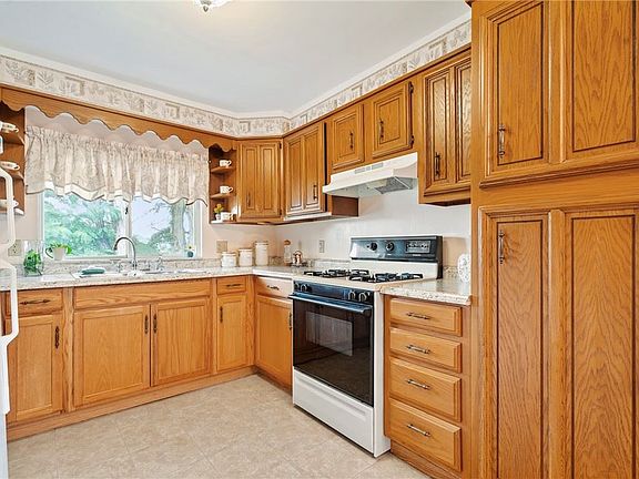 5th image of 32 Exeter St