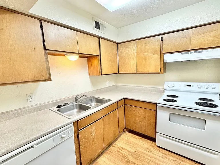 1115 N Austin St — Photo 20