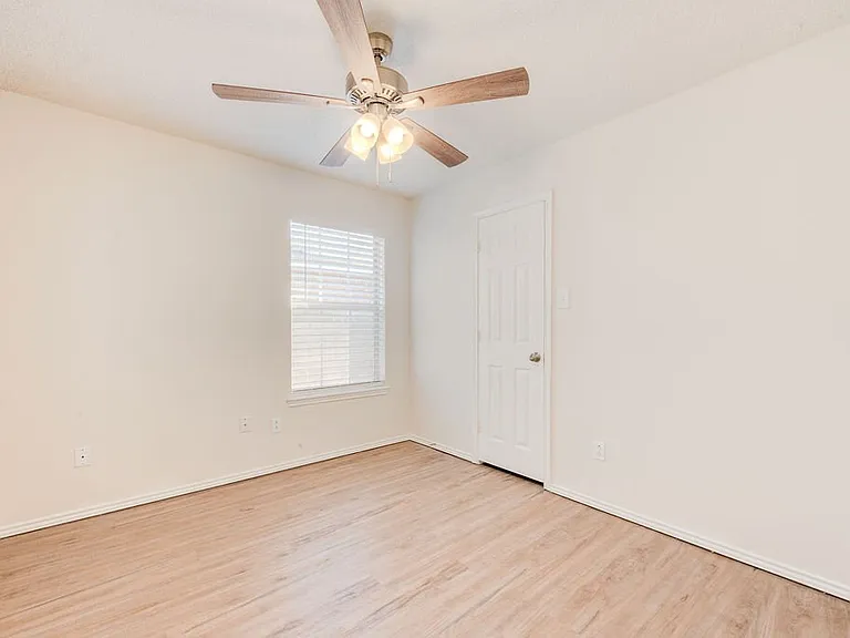 221 Grover Ave — Photo 13