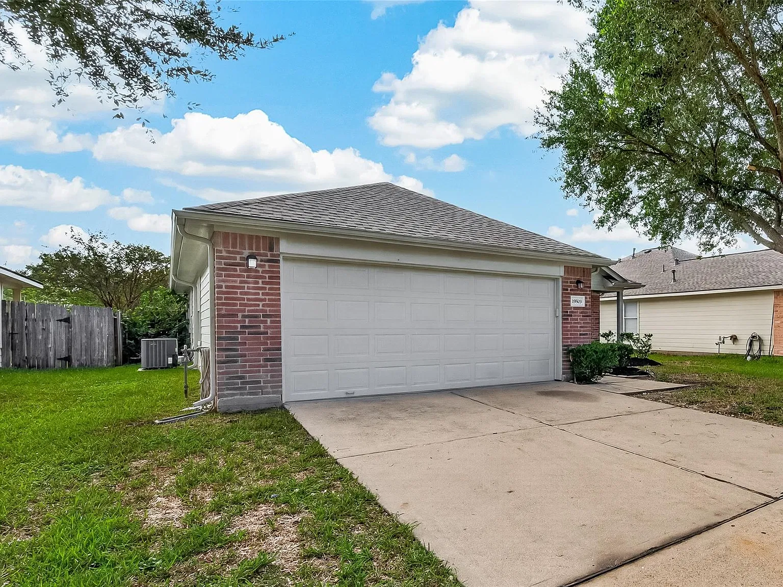 3 bed, 1216 sqft, $1,900 — Photo 2