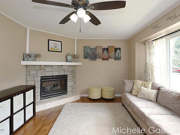 5th image of 1806 Gentian Dr SE