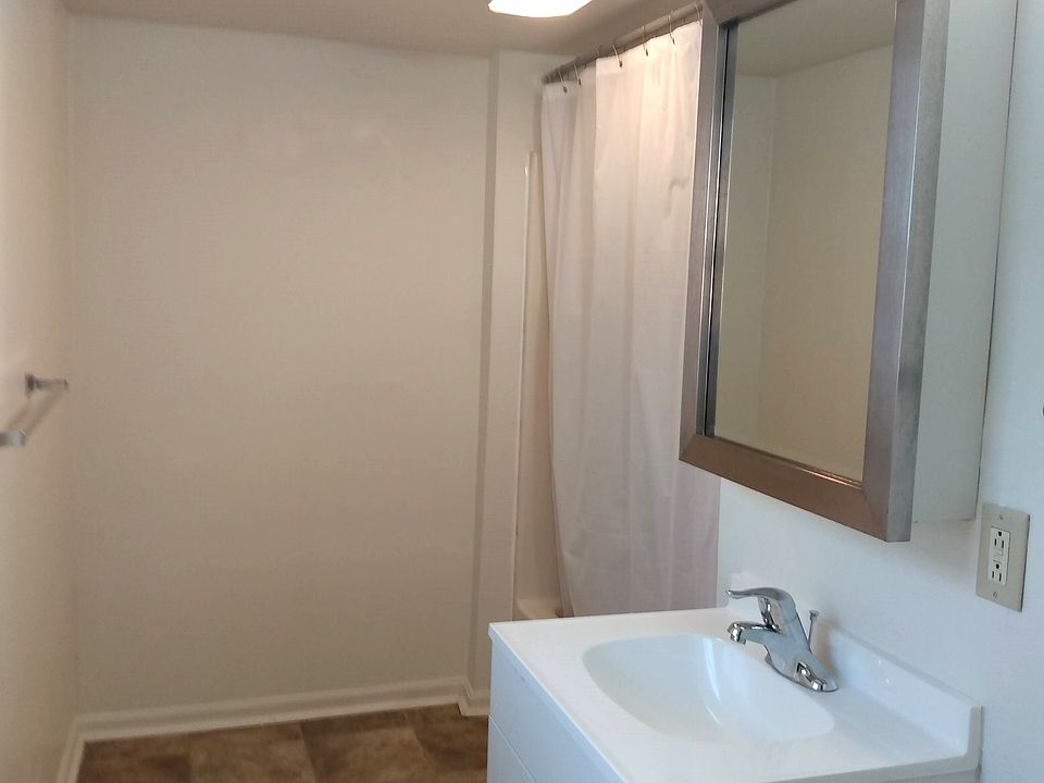 Full Bath w/ Tub-Shower