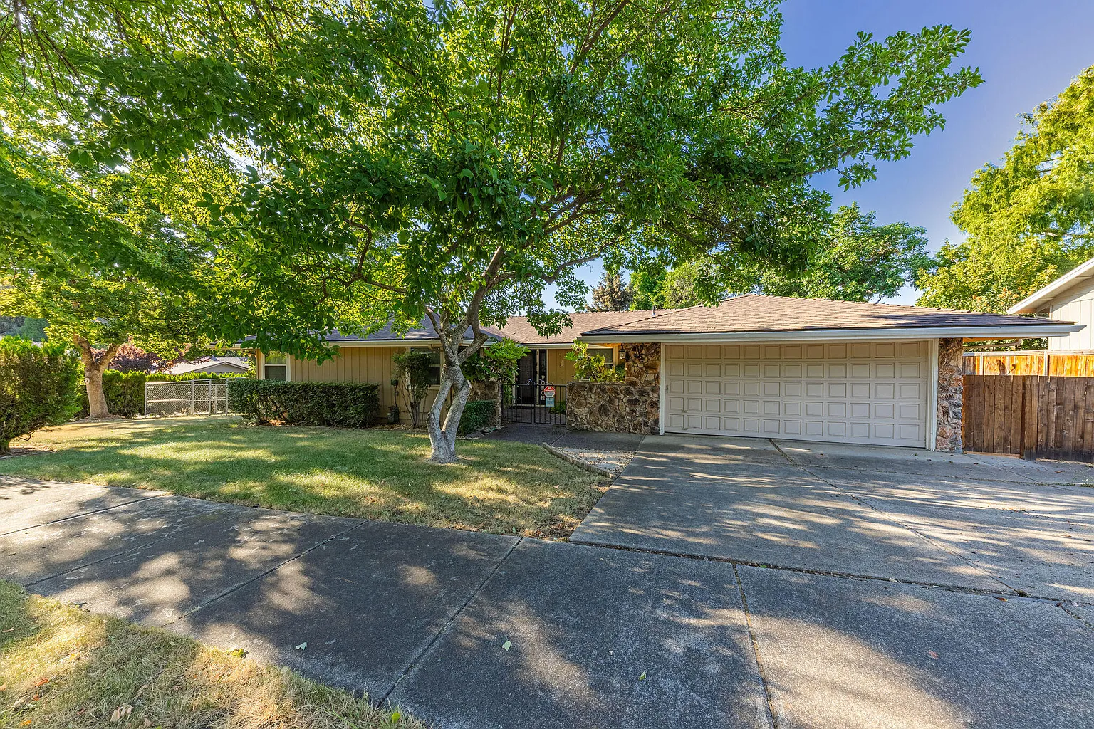 2353 Brentwood St photo 1
