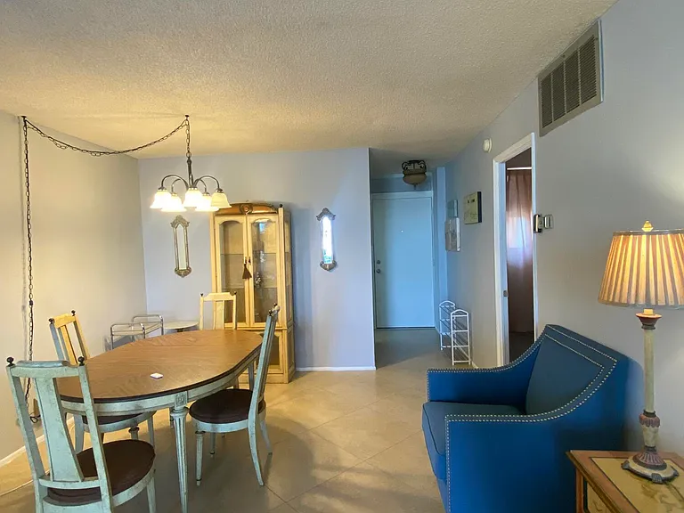 1731 SE 15th St #202 — Photo 4