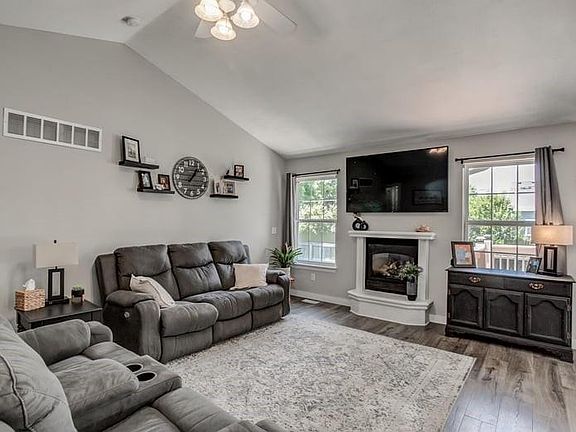 2nd image of 1320 Pin Oak Cir