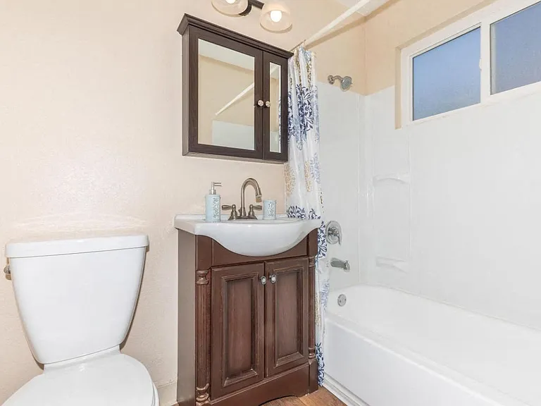 Dorado Plaza Apartments — Photo 48