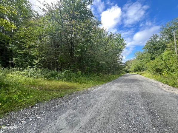 30 Leonhardt Rd, Becket, MA 01223