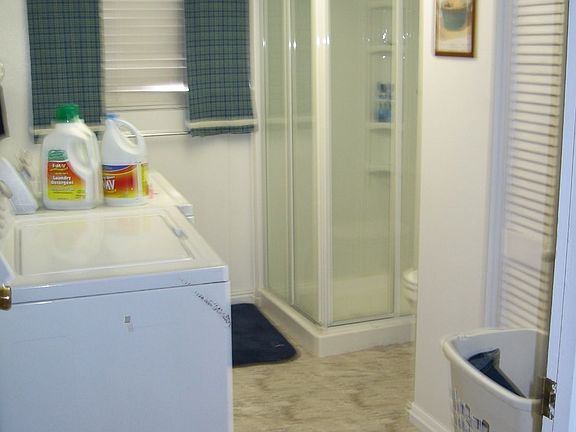 DOWNSTAIRS BATHROOM/LAUNDRY ROOM