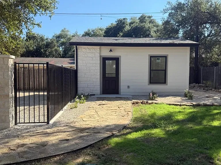 303 Lakeway Dr — Photo 30