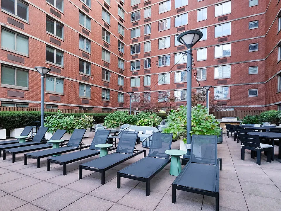 400 W 37th St #8R