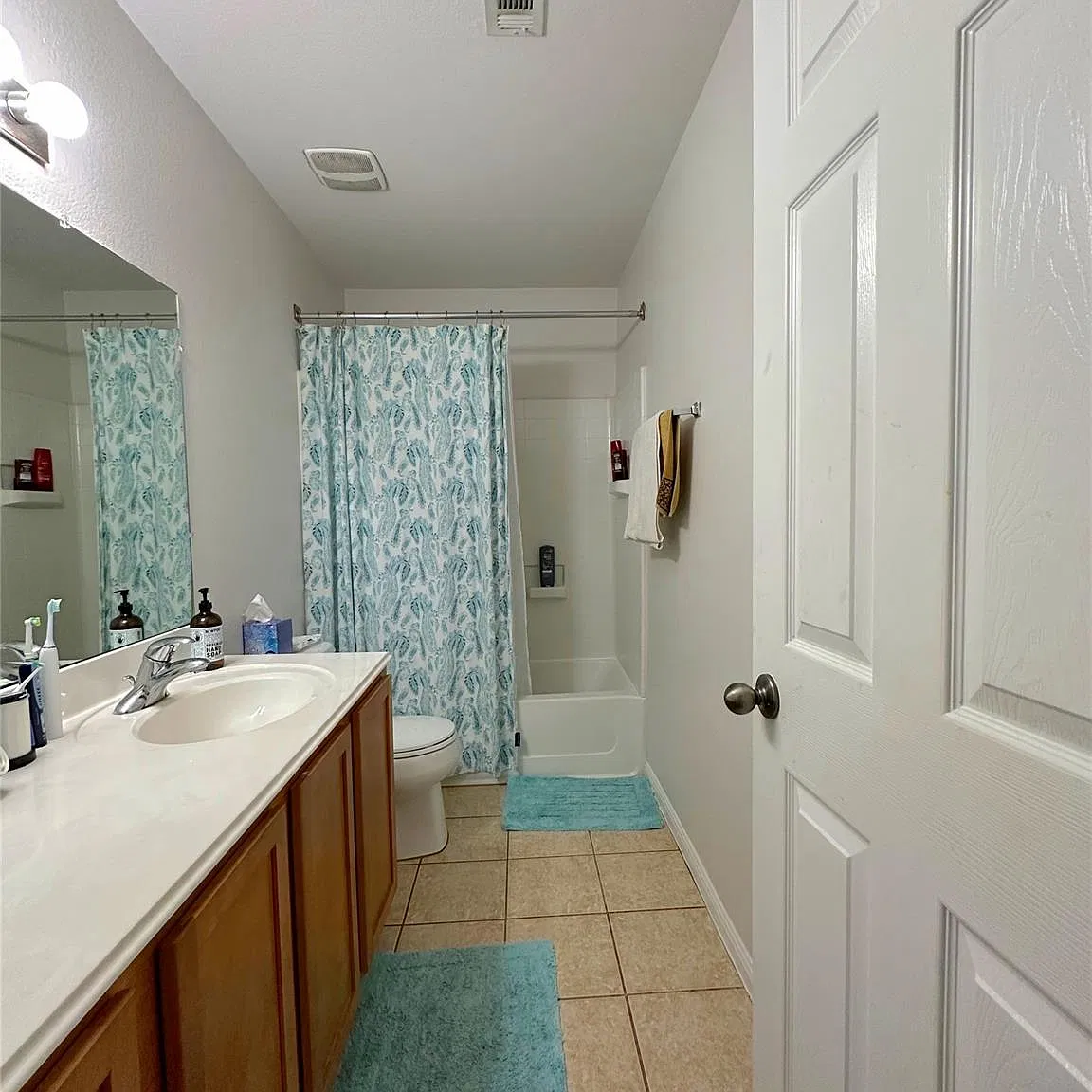 3 bed, 2.0 bath, 2272 sqft, $2,450 — Photo 2