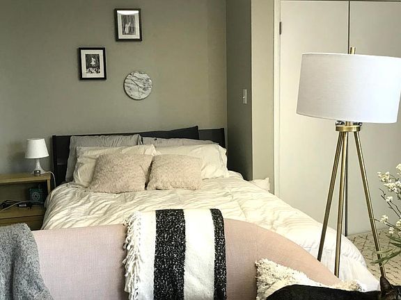 Ample space for large bed