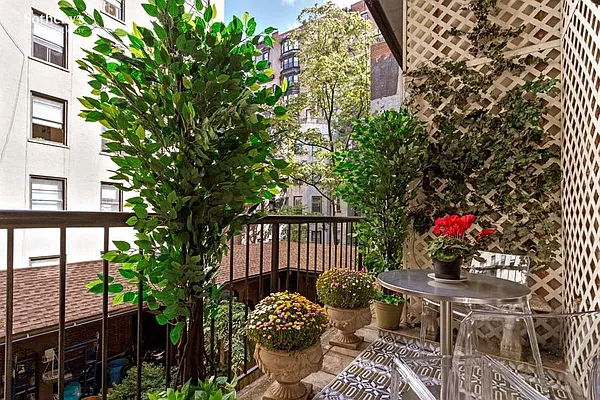 Sold by Sotheby's International Realty | media 10