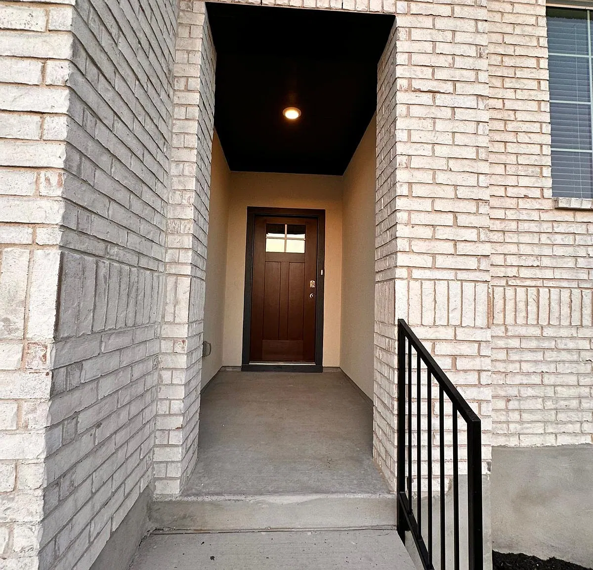4 bed, 2.5 bath, 2390 sqft, $2,649 — Photo 2