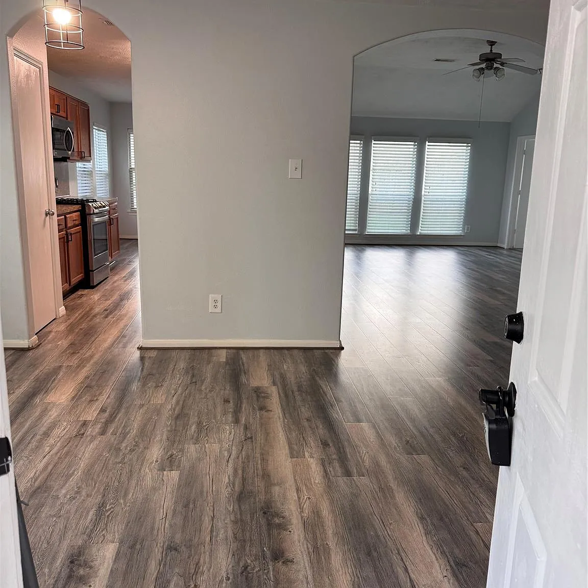 3 bed, 2.0 bath, 1560 sqft, $2,100 — Photo 3
