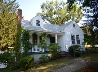 8 Central St, Southborough, MA 01772