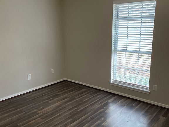 3rd image of 2209 Oakwood Ln