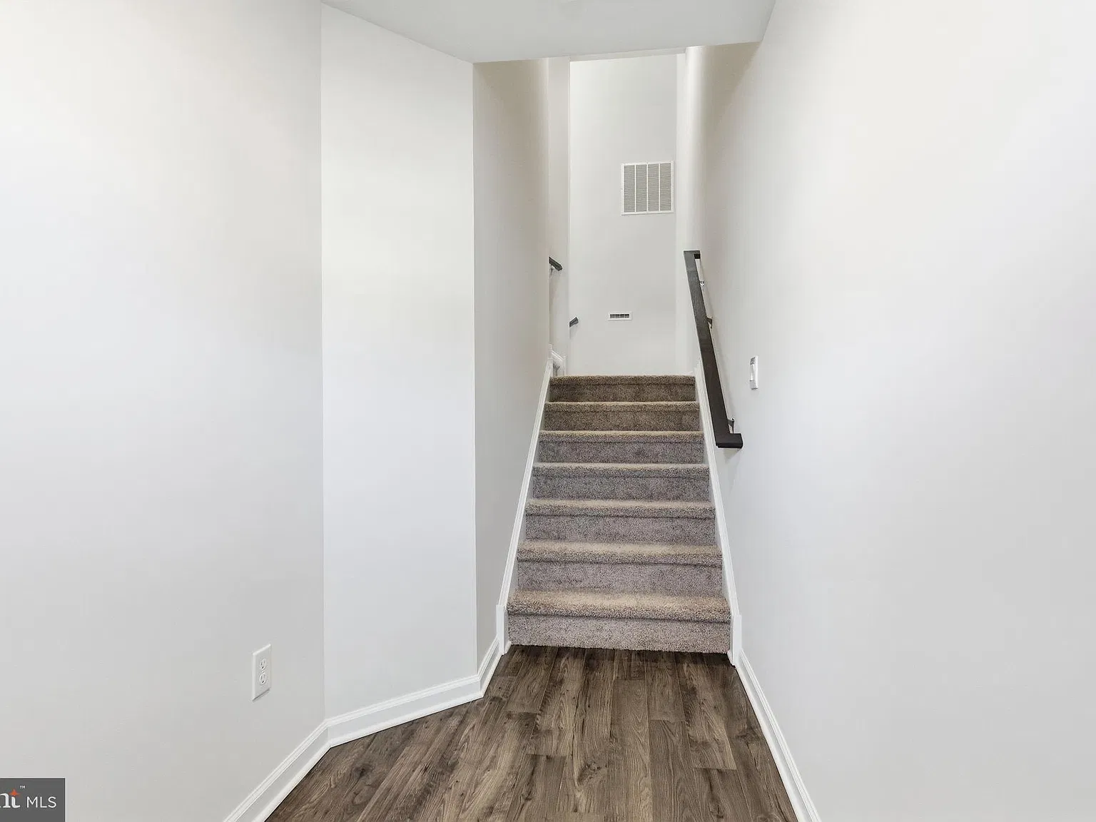 3 bed, 2.5 bath, 2208 sqft, $3,100 — Photo 3