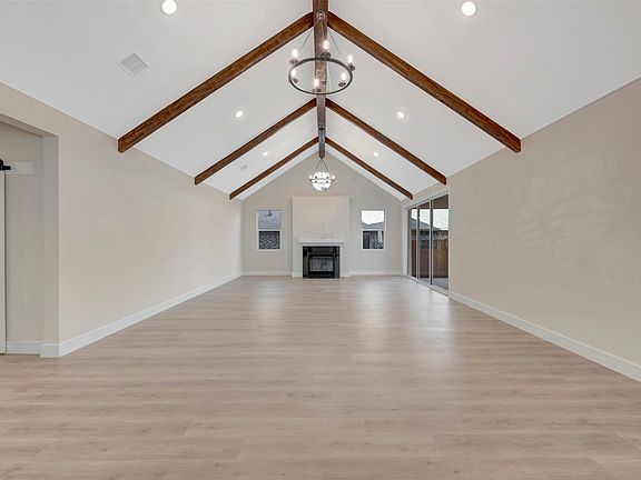 4th image of 715 Emerald Hts