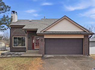 6121 Fleetwood Dr, Lincoln, NE 68516