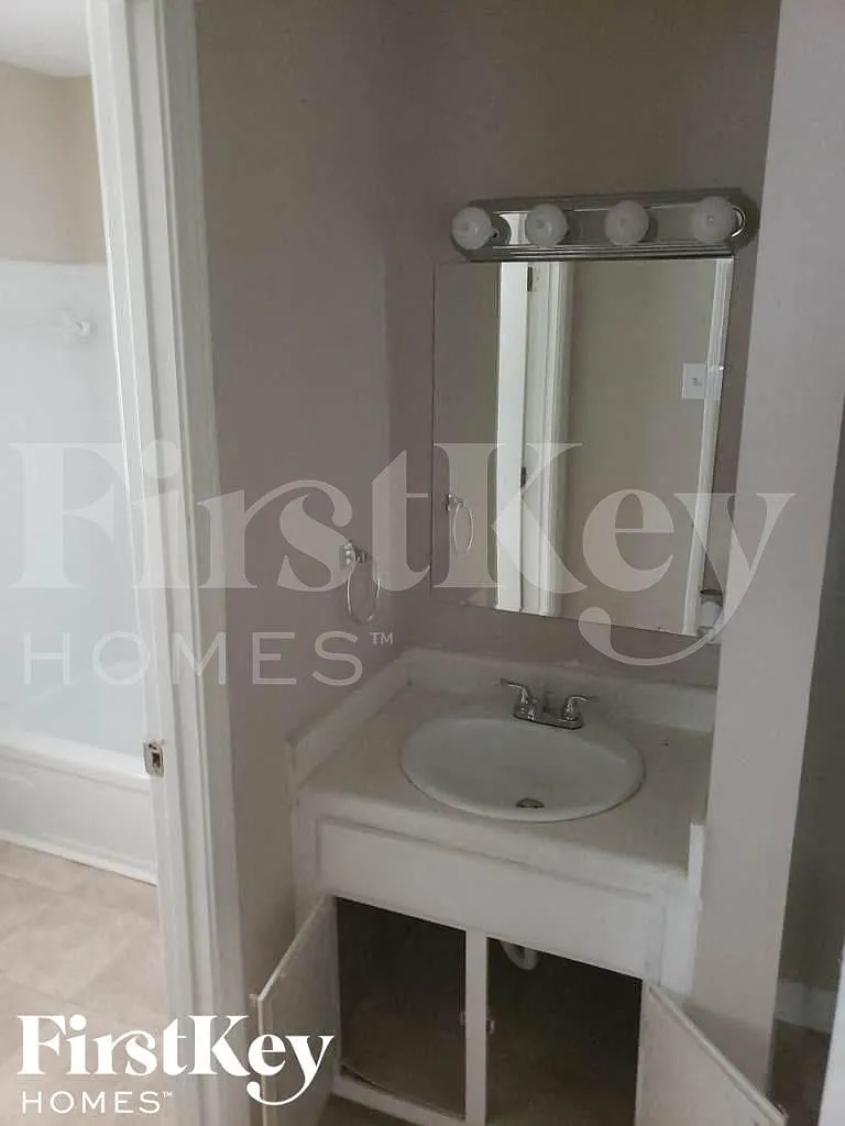 3 bed, 2.0 bath, 1025 sqft, $1,555 — Photo 4