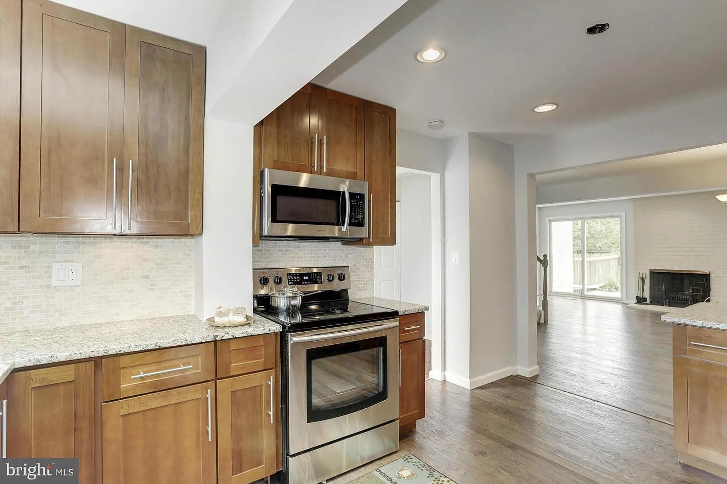 3 bed, 1900 sqft, $3,000 — Photo 3