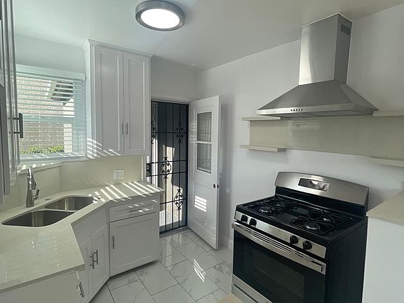 3rd image of 1943 N Bronson Ave #1947-1/2