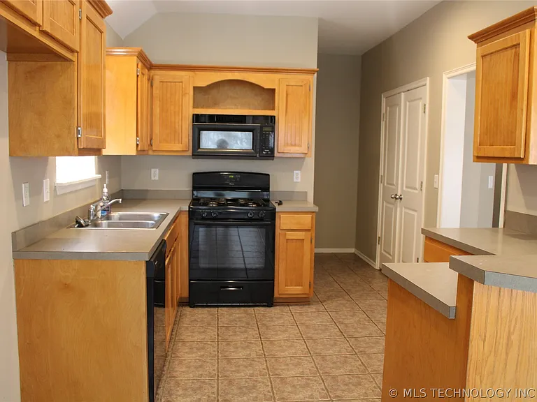 12007 S Cedar Ave — Photo 6