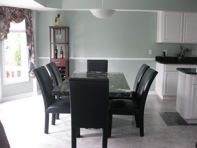 Kitchen dining area