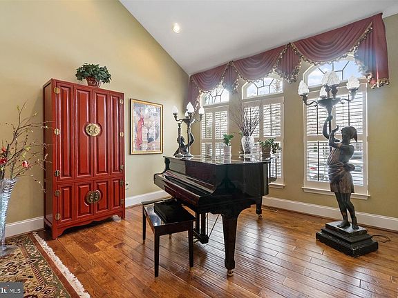 5th image of 115 Teapot Ct