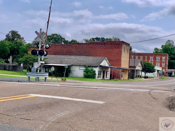 105 E Main St, Bloomburg, TX 75556