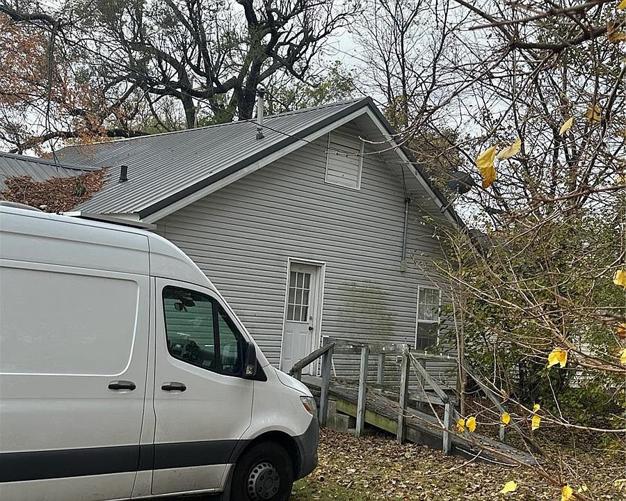 2nd image of 410 W North St