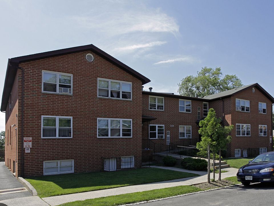 1st image of 107 Llewellyn Pl #3