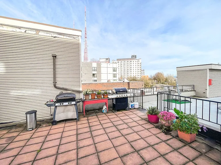 Madison Court — Photo 13