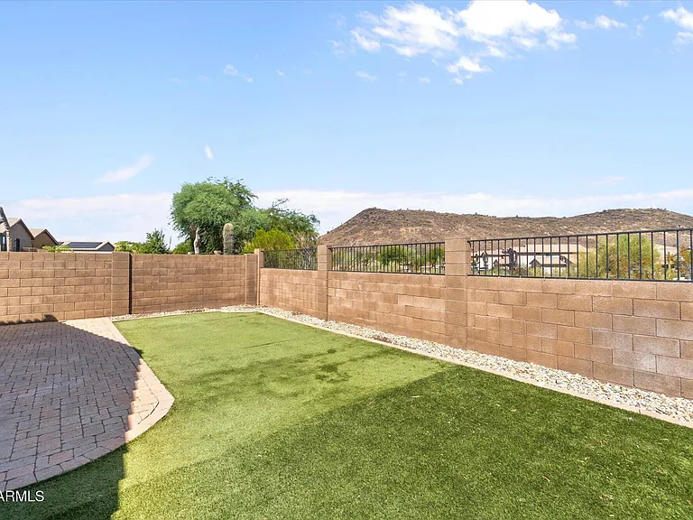 2212 E Vista Bonita Dr — Photo 2