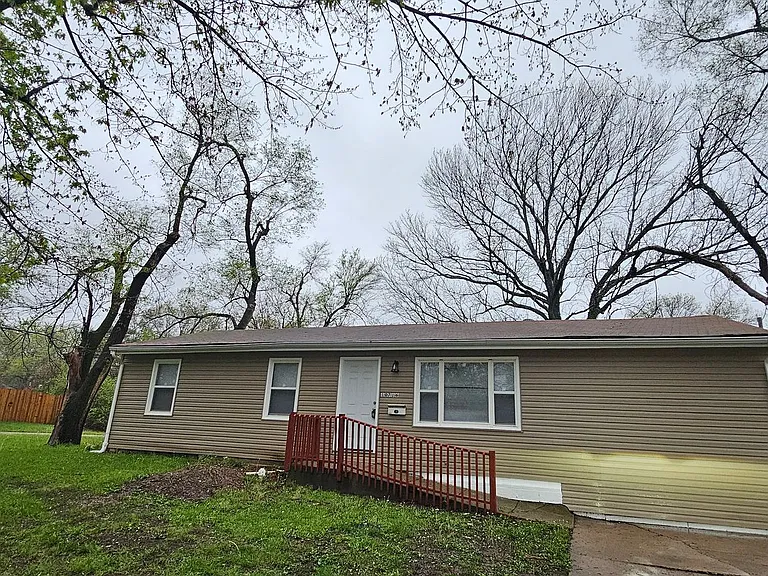10716 Bennington Ave — Photo 1