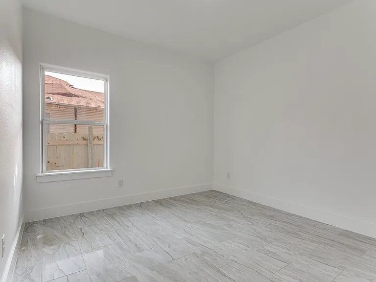 2803 Ross Ave — Photo 7