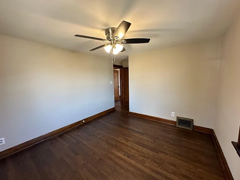 700 Iona Ave — Photo 17