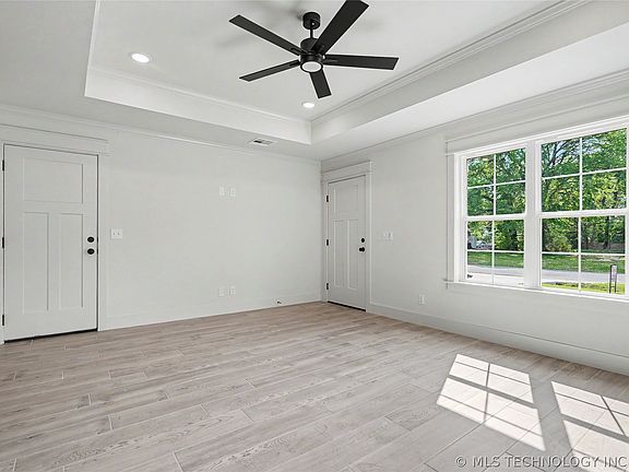 5th image of 831 S Wood St