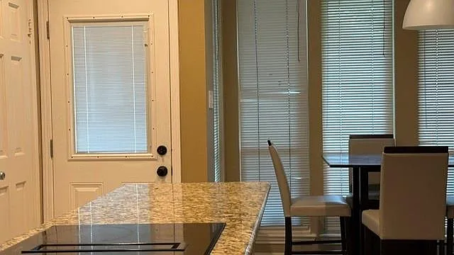 3 bed, 2.5 bath, 2423 sqft, $2,350 — Photo 4
