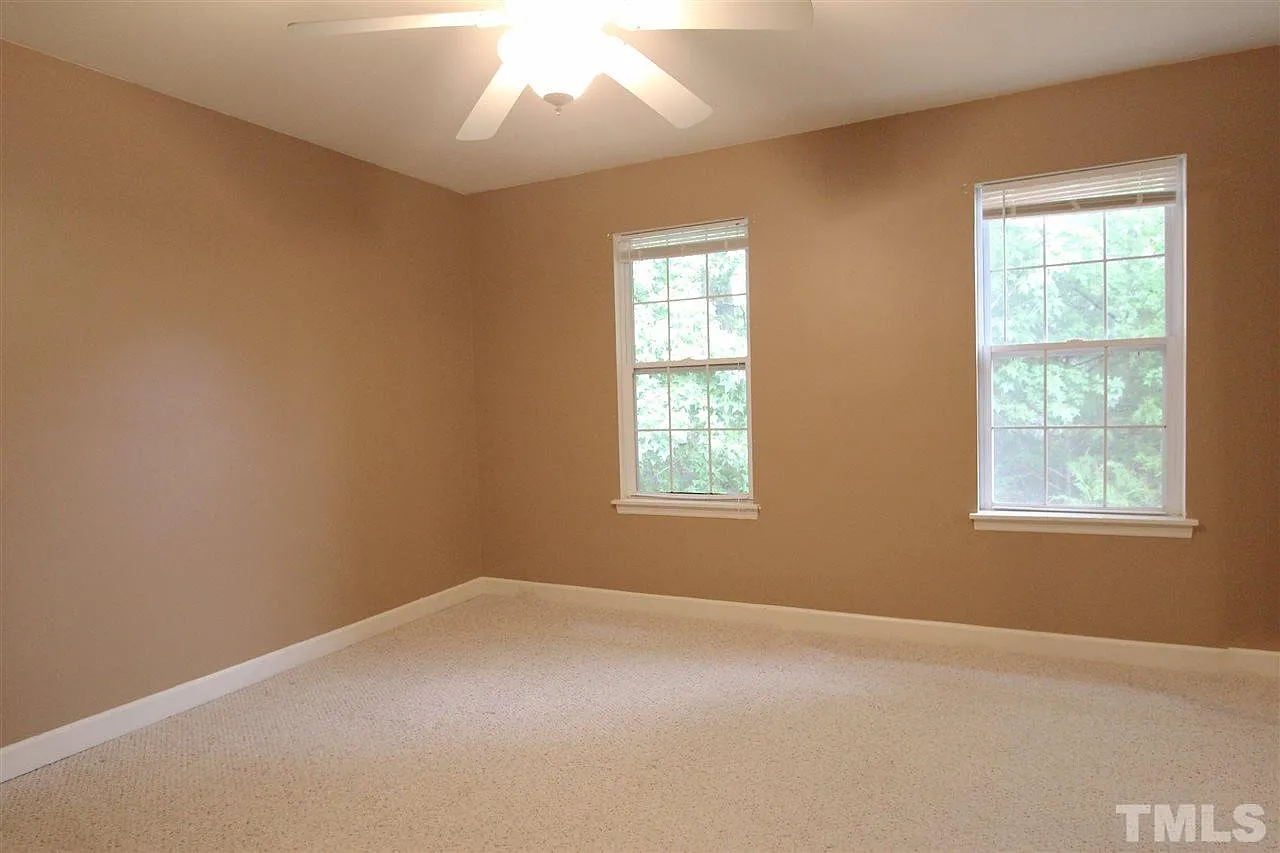 Cosy 3 bed 2.5bath townhouse with patio — Photo 4