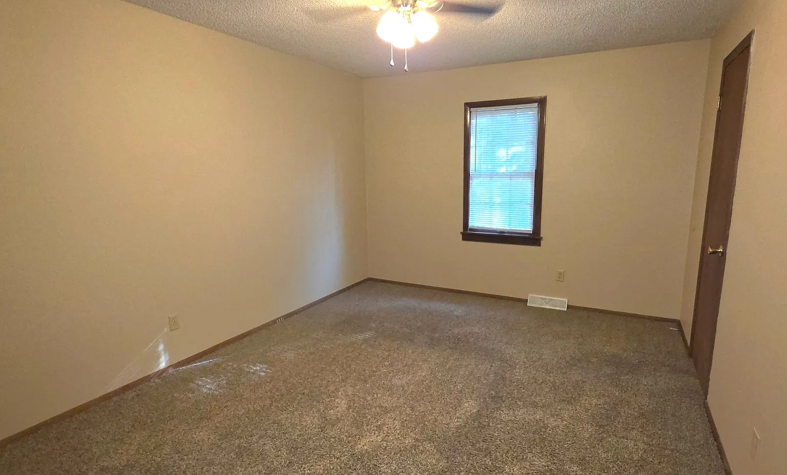 3 Bedrooms 2 Full Baths In Southwest Springfield! $1395 — Photo 3