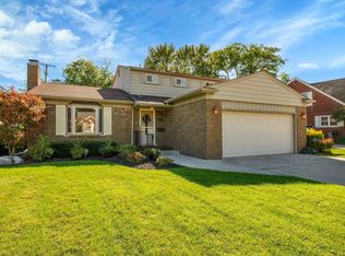 20070 Ghesquiere Ct, Grosse Pointe Woods, MI 48236