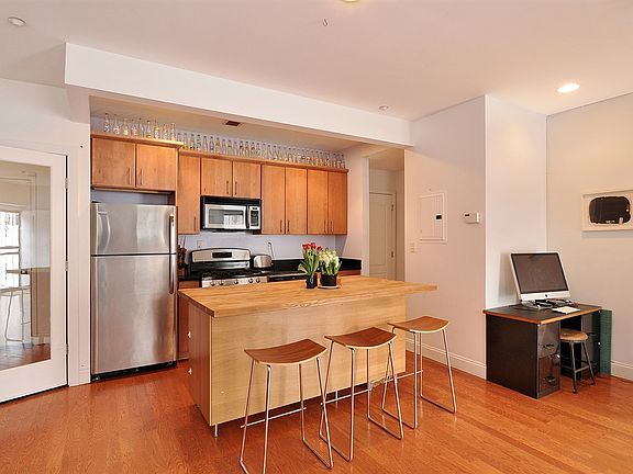 2nd image of 13 Irving Pl APT 1B