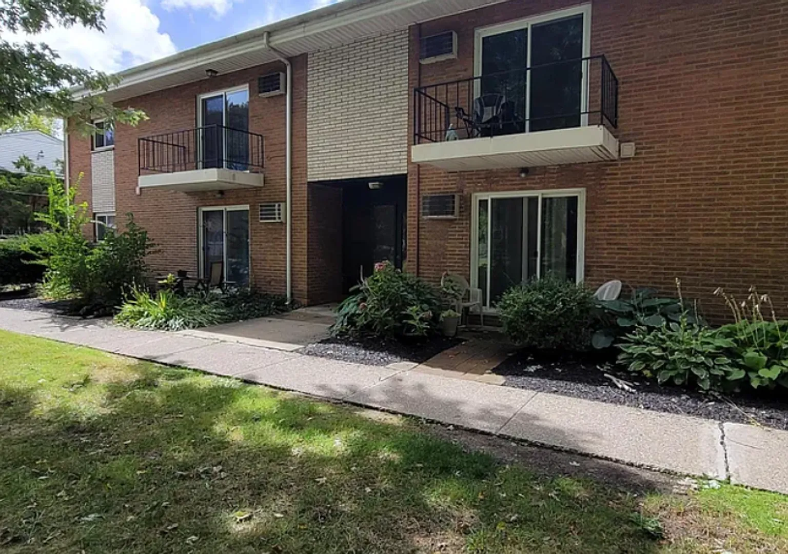 Richlawn Apartments: Charming Community Living in the Heart of Painesville — Photo 1